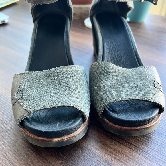 sorel sandals - Picture 4 of 4